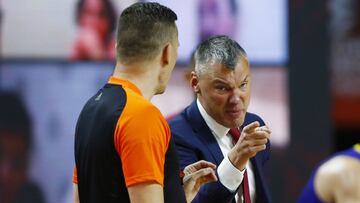 Jasikevicius hablando con un árbitro