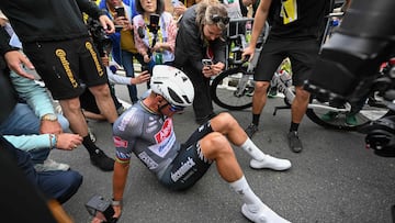 Alpecin - Deceuninck team's Dutch rider Mathieu van der Poel celebrates winning the 2nd stage of the 112th edition of the Tour de France cycling race, 209.1 km between Lauwin-Planque and Boulogne-sur-Mer, Northern France, on July 6, 2025. (Photo by Tim De Waele / POOL / AFP)