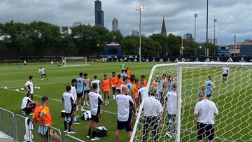 AME6308. CHICAGO (ESTADOS UNIDOS), 29/07/2024.- Jugadores del Real Madrid participan en un entrenamiento este lunes, en Chicago (EE.UU.). El Real Madrid comenzó en la Universidad de Illinois Chicago (UIC) sus entrenamientos en tierras estadounidenses, pendiente de la incorporación de los brasileños Vinícius Junior, Rodrygo Goes y Éder Militao, en vista del amistoso de este miércoles contra el Milán en el Solider Field. EFE/ Andrea Montolivo