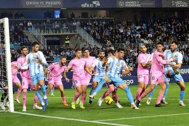 El Málaga golea al Eldense en otro festival tecnológico del VAR