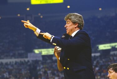 <b> - Años en la NBA: </b> 1981-1999 <br> <b> - Equipos: </b> Cleveland Cavaliers, Detroit Pistons, New Jersey Nets, Orlando Magic. <br> <b> - Balances: </b> 638-437 (59% de victorias en temporada regular) | 75-51 (59% de victorias en playoffs) <br> <b> - Mejor récord: </b> 63-19 (1988-89, Detroit Pistons) <br> <b> - Méritos: </b> dos veces campeón de la NBA, una vez Entrenador del Año, 12 clasificaciones para playoffs en 14 temporadas, cinco de ellas por encima de las 50 victorias. <br> <br> Ganar dos anillos tiene mucho mérito, pero si lo haces en una transición de épocas, en la que estás obligado a ganar a los Celtics de Bird, los Lakers de Magic y los Bulls de Jordan, más todavía. A todos esos se tuvieron que enfrentar los Bad Boys, una cultura más que un equipo creada en Detroit a finales de los 80 y que juntó a Isaiah Thomas, Dennis Rodman, Bill Laimbeer… "Chuck no sólo entendía a la perfección el juego, sino que también comprendía a las personas, las respetaba y les daba el margen de confianza que se merecían", dijo sobre él otro clásico de ese equipo, Joe Dummars. Daly falleció en 2009 y dejó para la posteridad un legado que incluye el ser el entrenador del Dream Team de 1992, ser elegido entre los 10 mejores entrenadores de la historia en 1996 (una lista que, como los 50 mejores jugadores, hoy cambiaría ligeramente pero en la que sigue estando) y su elección en el Hall of Fame en 1994. Casi nada.
