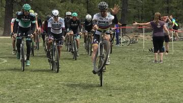Peter Sagan hace un caballito a su llegada a meta tras disputar la primera edición de la Sagan Gran Fondo.