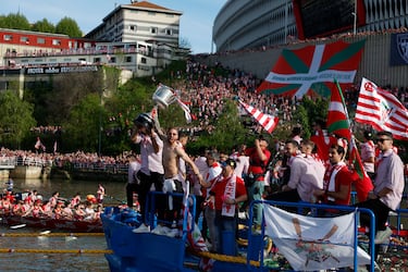 Muniaín celebra en la gabarra el título de Copa.