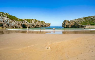 En la Playa de las Cuevas del Mar nos encontramos con un auténtico arenal blanco y con formaciones rocosas perforadas por el mar que muestran sus cuevas y sus túneles.  