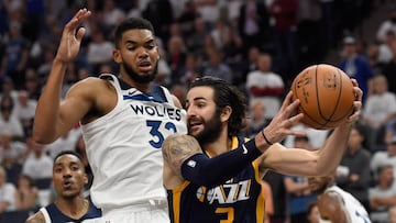 Ricky Rubio es perseguido por Karl-Anthony Towns en su regreso a Minnesota, su casa en sus seis primeras temporadas NBA.