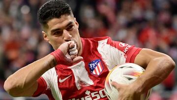 Suárez celebra un gol ante la Real con el Atlético.