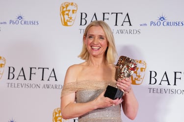 Anne-Marie Duff durante la alfombra roja de los premios BAFTA 2023.