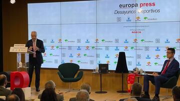 El presidente de la Real Federación Española de Balonmano, Francisco Blázquez, interviene durante los Desayunos Deportivos de Europa Press.