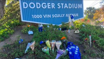 Aficionados rinden homenaje a Fernando Valenzuela a las afueras del Dodger Stadium