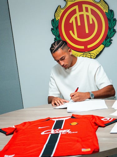 El joven delantero cántabro llega a Son Moix con ambición de brindar frescura en ataque. Mateo Joseph, internacional sub-21 español y formado en Espanyol, recala cedido desde el Leeds United sin opción de compra por una temporada, tras una campaña en la Championship con 3 goles y 4 asistencias. Su fichaje gana peso por su gran conexión con Pablo Torre, jugador con el que coincidió en la cantera del Racing y que será uno de sus compañeros en el conjunto balear.