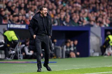 Diego Simeone da instrucciones a sus jugadores dentro de su área técnica.