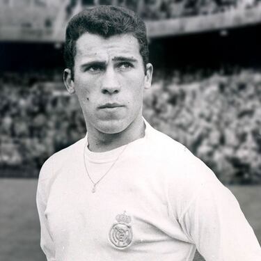 Amancio Amaro Varela, más conocido simplemente como Amancio, también apodado El Brujo, fue una leyenda del fútbol español, y en especial del Real Madrid. Gallego de nacimiento, natural de A Coruña, dio sus primeros pasos en el Deportivo, donde llamó la atención de los grandes tras marcar 25 goles en 26 partidos en su cuarta temporada. Amancio aterrizó en el Madrid en el curso 1962-63 para rejuvenecer a un veterano equipo que había ganado las primeras cinco Copas de Europa, y aguantó el pulso de la transición con una cosecha de nueve Ligas, tres Copas del Rey y la sexta Copa de Europa, en 14 campañas de blanco. Era el Madrid Yé-yé, con Miguel Muñoz en el banquillo. Colgó las botas en 1976, pero siguió sumando como técnico: fue entrenador del Castilla de la Quinta del Buitre y luego del primer equipo. En la fecha de su muerte, el 21 de febrero, ostentaba el cargo de Presidente de Honor, a sus 83 años. Como jugador también hizo historia con la Selección, que representó en 42 ocasiones. Su cénit como internacional lo alcanzó con su titularidad en la final de la Eurocopa de 1964 que España conquistó ante la Unión Soviética en el Santiago Bernabéu por 2-1. Antes, en las semifinales disputadas en el Camp Nou, logró el gol de la victoria ante Hungría en la prórroga.