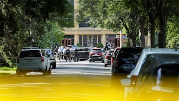 Agentes del orden se reúnen frente a la Iglesia de la Anunciación tras un tiroteo masivo en Minneapolis, Minnesota, EE. UU., el 27 de agosto de 2025.