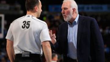 Gregg Popovich habla con el árbitro Kane Fitzgerald la pasada temporada.