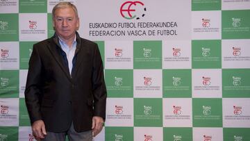 Javier Clemente, siendo presentado como seleccionador del País Vasco.