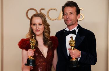 Victoria Warmerdam y Trent reciben el Oscar por la cinta 'I'm not a robot'.