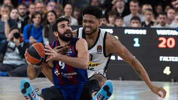 Ricky Rubio, base del Barça, y Bruno Caboclo, pívot del Partizán, pelean por un balón.