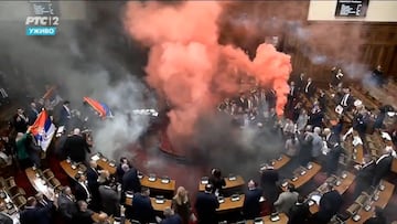 Espectacular altercado con heridos en el parlamento serbio tras el lanzamiento de bombas de humo