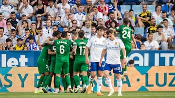 Los jugadores del Elche celebran el gol de Mario Gaspar con los zaragocistas Iván Azón y Valera en primer plano.