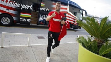 Iván Buigues llegó anoche y se hospedó en un hotel del Polígono Industrial de Elche. AS esperó al alicantino.