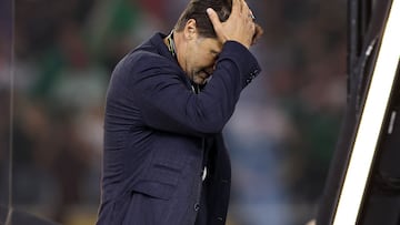 HOUSTON, TEXAS - JULY 06: (EDITOR'S NOTE: This image was sent with alternate crop). Head coach Mauricio Pochettino of the United States walks off the stage after receiving his silver medal after Mexico beat the United States 2-1 to win the CONCACAF Gold Cup 2025 between the United States and Mexico at NRG Stadium on July 06, 2025 in Houston, Texas. Omar Vega/Getty Images/AFP (Photo by Omar Vega / GETTY IMAGES NORTH AMERICA / Getty Images via AFP)