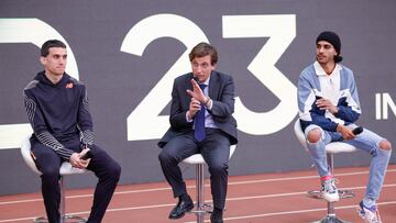 El alcalde de Madrid, José Luis Martínez Almeida (c) junto a los atletas Mariano Garcia (i) y Mohamed Katir durante la presentación del "World Indoor Tour Madrid 2023" este martes en el Centro Deportivo Municipal Gallur.