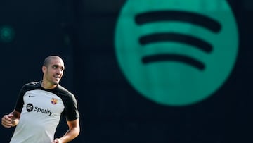 Oriol Romeu, entrenándose con el Barça.
