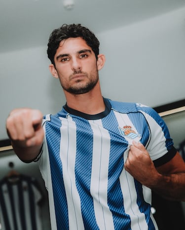Gonçalo Guedes, de 28 años, firma por tres temporadas desde el Wolverhampton a cambio de 4 M € más variables. Con pasado destacado en Valencia y experiencia reciente en la Premier League y en el Villarreal, llega a Donostia dispuesto a recuperar su mejor versión y desequilibrar en banda.