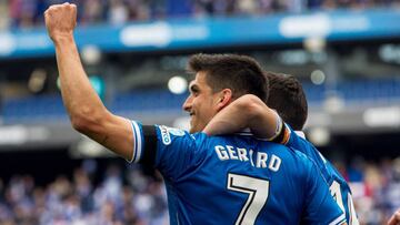 GRAF6532. CORNELLÁ DE LLOBREGAT (BARCELONA), 13/05/2018.- El delantero del RCD Espanyol, Gerard Moreno (c), celebra su primer gol durante el partido correspondiente a la jornada 37 de LaLiga Santander disputado hoy en el estadio de Cornellà-