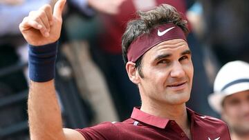 El tenista suizo Roger Federer celebra tras vencer al alemán Alexander Zverev en su partido de segunda ronda del torneo de tenis de Roma (Italia9 hoy, 11 de mayo de 2016.