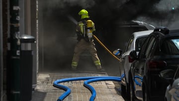 Un bombero trabaja durante un incendio en la avenida del Puerto, a 8 de julio de 2025, en Valencia, Comunidad Valenciana (España). Un incendio en un establecimiento comercial de la avenida del Puerto de València ha provocado que varios vecinos se hayan visto afectadas por inhalación de humo y hayan sido atendidos. Además, efectivos policiales han pedido a la ciudadanía de la zona que mantenga las ventanas de las viviendas cerradas. El fuego se ha declarado en el comercio Tedi de la avenida del Puerto y hasta el lugar se han movilizado diez dotaciones de bomberos del Ayuntamiento de València, así como dos ambulancias del SAMU y dos de Soporte Vital Básico (SVB).
08 JULIO 2025
Eduardo Manzana / Europa Press
08/07/2025