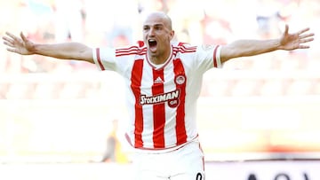 Cambiasso celebra un gol con el Olympiakos.