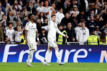 Valverde se inventa una volea de trivela que entra susurrando la cruceta opuesta de la portería. El gol es para verlo repetido una y otra vez.