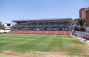 El temporada 25/26 el conjunto madrileño jugará en la Conference League. Por ello, una delegación de la UEFA ha inspeccionado el estadio de Vallecas. Los han revisado la grada, carpeta en mano, acompañados por diferentes empleados del club rayista. Según la norma, el campo debe pertenecer a la categoría 4 y el mayor inconveniente para conseguirlo son las las dimensiones del terreno de juego.