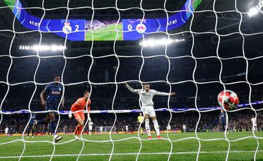 3-0. El portero del Salzburgo, Janis Blaswich, se lía con el control del balón en el área pequeña y Kylian Mbappé atento, le roba la posesión y marca a placer el tercero del conjunto blanco.