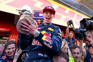 En su segunda temporada en la Fórmula 1, y sus 18 años, Max Verstappen debutaba con el equipo Red Bull en la quinta carrera del año, en el Gran Premio de España, cuando el equipo del Toro decidió intercambiar los asientos de Daniil Kvyat, que iría a Toro Rosso, y Max marcharía a Red Bull. En su debut, “Mad Max” no necesitó adaptación. Con los Mercedes fuera desde la primera vuelta, Max tomó el liderato y lo defendió de Raikkonen con una madurez pasmosa. A los 18 años, se convirtió en el ganador más joven de la historia. El futuro había llegado.