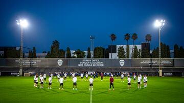 Los jugadores del Valencia guardan un minuto de silencio.