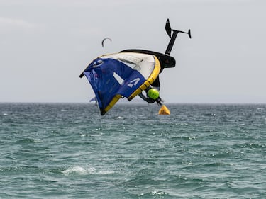 Así son los trucos que hacen brillar a los españoles en el wingfoil freestyle mundial