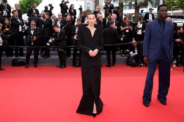 Milena Smit asiste a la alfombra roja de "Highest 2 Lowest" en la 78.ª edición del Festival de Cine de Cannes.