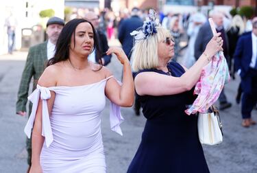 Ambiente durante el 'Ladies Day' del Grand National Festival, la carrera ecuestre más importante de las que se celebran en el Reino Unido, en el Circuito de Aintree, Liverpool.