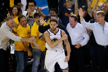 Infravalorado por una sencilla razón: juega en el mismo equipo que el mejor, Stephen Curry. Pero ese partido en Chicago de los catorce triples, ese partido de los 60 puntos en tres cuartos, ese partido de los 37 puntos en un cuarto, aquella noche en la que remontaron a los Thunder de Durant antes de que fichara por su equipo... La mecánica del hijo de Mychal Thompson es una de las que más se acerca a la ortodoxa y le ha llevado a ser la comparsa perfecta de Curry, líder y amigo. En su debe queda el saber qué hubiera sido si no hubiera compartido equipo con él y volara solo. Va camino del top-15 si las dos lesiones que ha encadenado en dos años le dan tregua.