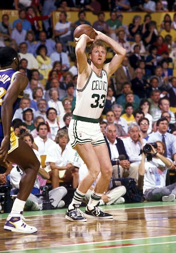 Para que un jugador intergeneracional se anime a participar en el concurso de triples como lo hacía él y a ganarlo en tres ocasiones, las que más junto a Craig Hodges, hay que tener confianza en que eres bueno. La capacidad para meter de Bird era increíble desde todos los lados, desde fuera también. Esa imagen del dedo hacia arriba y la chaqueta de calentamiento puesta en 1988, sabiendo que el tiro entraba antes de que lo hiciera, también es un legado. Un ala-pívot blanco, sin cuerpo excesivamente atlético, que dominó e hizo ganar a los Celtics después de la etapa incomparable de Bill Russell. Larry fue de los primeros que creció con la línea de tres, inaugurada en la NBA en 1980 por el también céltico Chris Ford, y demostró que era uno de los que mejor se adaptaba a ella.