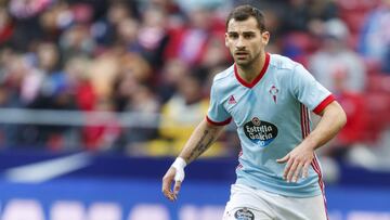 Jonny Otto se dispone a golpear el balón durante el partido entre el Atlético y el Celta.