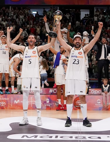 Los capitanes del Real Madrid, Rudy Fernández y Sergio Llull, levantan el trofeo de la Copa del Rey.