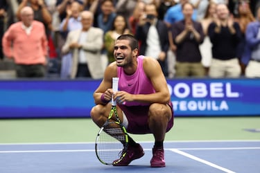 Carlos Alcaraz celebrando su victoria contra Jannik Sinner en la final individual masculina del Abierto de Estados Unidos en el Centro Nacional de Tenis Billie Jean King de la USTA en Flushing Meadows, Nueva York.