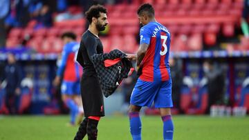 Mohamed Salah cambia su camiseta con Patrick van Aanholt.
