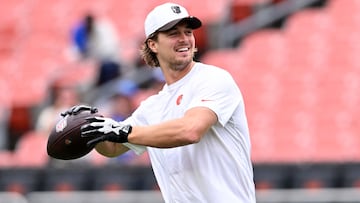 CLEVELAND, OHIO - AUGUST 23: Kenny Pickett #8 of the Cleveland Browns warms up prior to an NFL Preseason 2025 game against the Los Angeles Rams at Huntington Bank Field on August 23, 2025 in Cleveland, Ohio. Nick Cammett/Getty Images/AFP (Photo by Nick Cammett / GETTY IMAGES NORTH AMERICA / Getty Images via AFP)