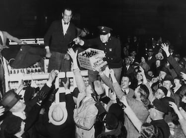 El 5 de diciembre de 1933, Estados Unidos puso fin oficialmente a la Ley Seca, un período de trece años en el que estuvo prohibida la fabricación, venta y transporte de bebidas alcohólicas. Esta prohibición, establecida por la Enmienda XVIII en 1920, fue derogada por la Enmienda XXI, ratificada ese mismo día.

El presidente Franklin D. Roosevelt, ya había dado señales de cambio al firmar en marzo de 1933 la Ley Cullen-Harrison, que permitía la venta de cerveza con bajo contenido alcohólico. El fin de la Ley Seca respondió al fracaso del experimento: lejos de mejorar la moral pública, fomentó el crimen organizado, el contrabando y la corrupción.