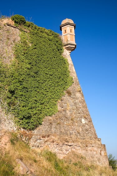 En el Castillo de Cardona, a unos 100km de Barcelona, se encuentra un parador de cuatro estrellas con unas maravillosas vistas y en un entorno incomparable. Es un lugar en el que quedarse y reposar menos en la habitación 712. 