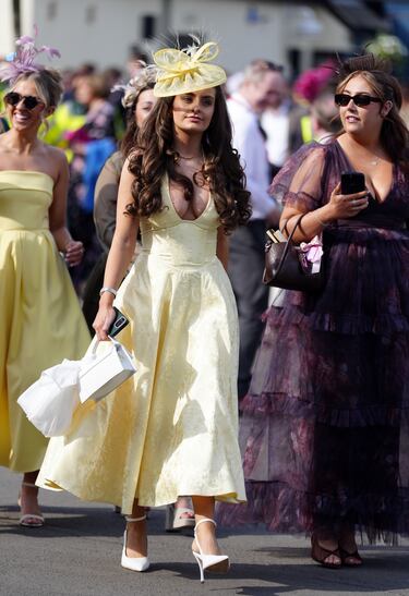 Ambiente durante el 'Ladies Day' del Grand National Festival, la carrera ecuestre más importante de las que se celebran en el Reino Unido, en el Circuito de Aintree, Liverpool.